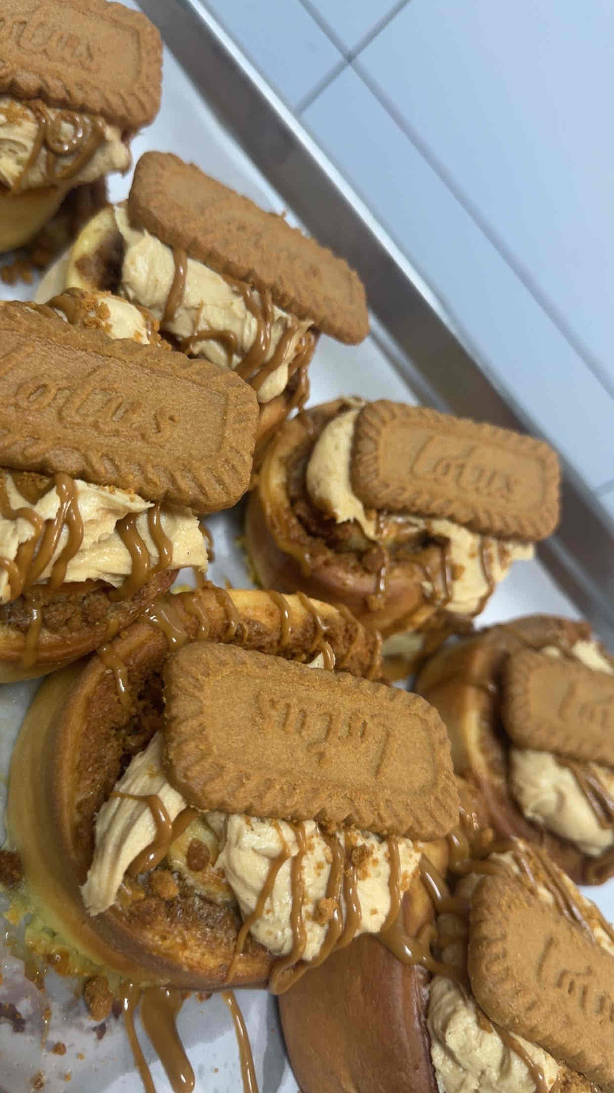Caramel cookie cupcakes